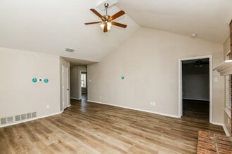 1354 Gainsborough Way in Fort Worth, TX - Foto de edificio - Building Photo