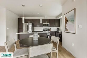 11505 NE Yacht Harbor Dr, Unit C216 in Portland, OR - Foto de edificio - Building Photo