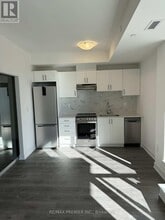 715 Davis Dr in Newmarket, ON - Building Photo - Building Photo