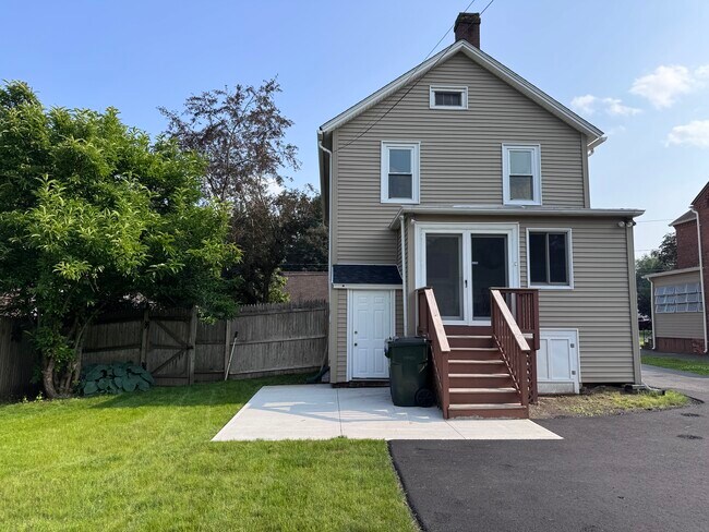 25 School St, Unit 25 in Windsor Locks, CT - Building Photo - Building Photo