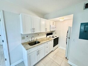 2074 NW 43rd Ter, Unit 7 in Lauderhill, FL - Building Photo - Building Photo