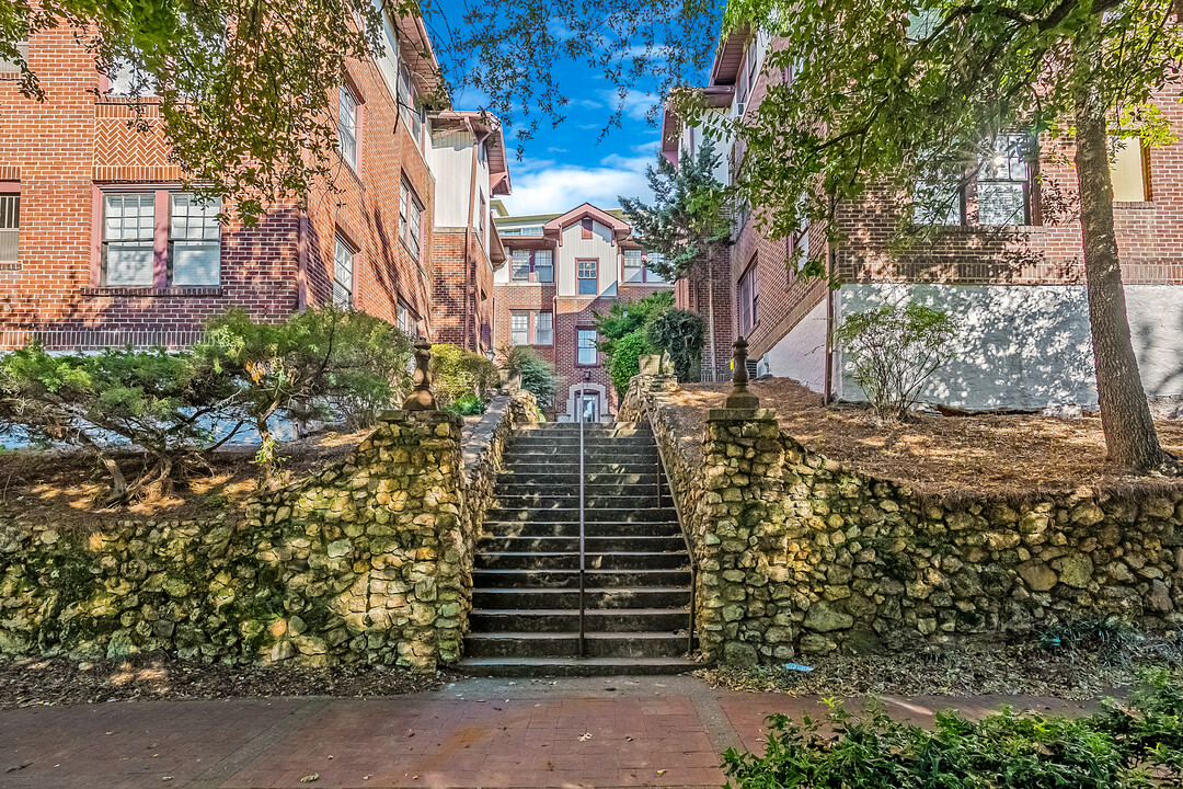 Highland Court in Birmingham, AL - Building Photo