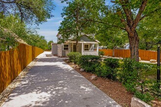 200 W Cheyenne Rd in Colorado Springs, CO - Foto de edificio - Building Photo