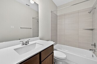 5019 Bowen Pr Dr in Rosenberg, TX - Foto de edificio - Building Photo