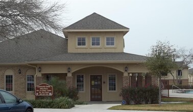 10702 I-37 in Corpus Christi, TX - Foto de edificio - Building Photo