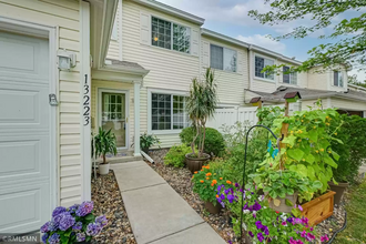 13223 Bush Ln in Eden Prairie, MN - Foto de edificio - Building Photo