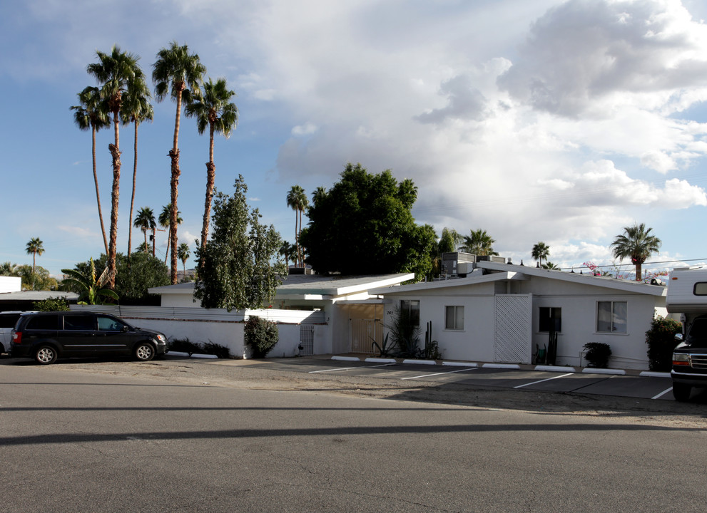 745 E San Lorenzo Rd in Palm Springs, CA - Building Photo