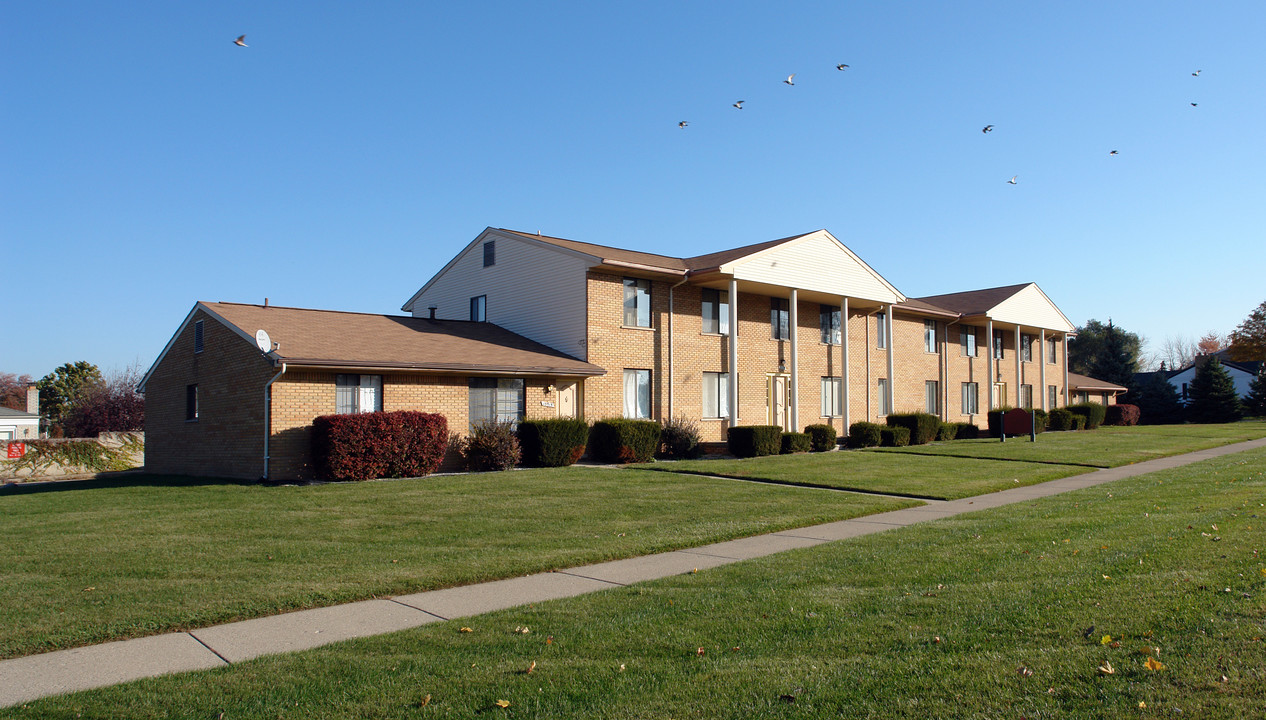 Groveland Manor in Fraser, MI - Building Photo