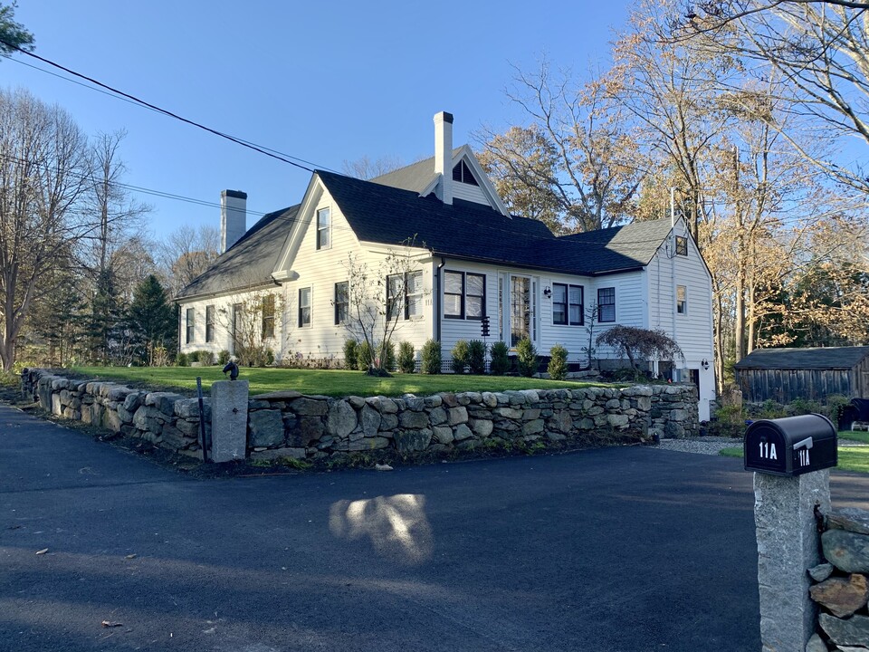 11 Farm Rd, Unit A in Sherborn, MA - Building Photo