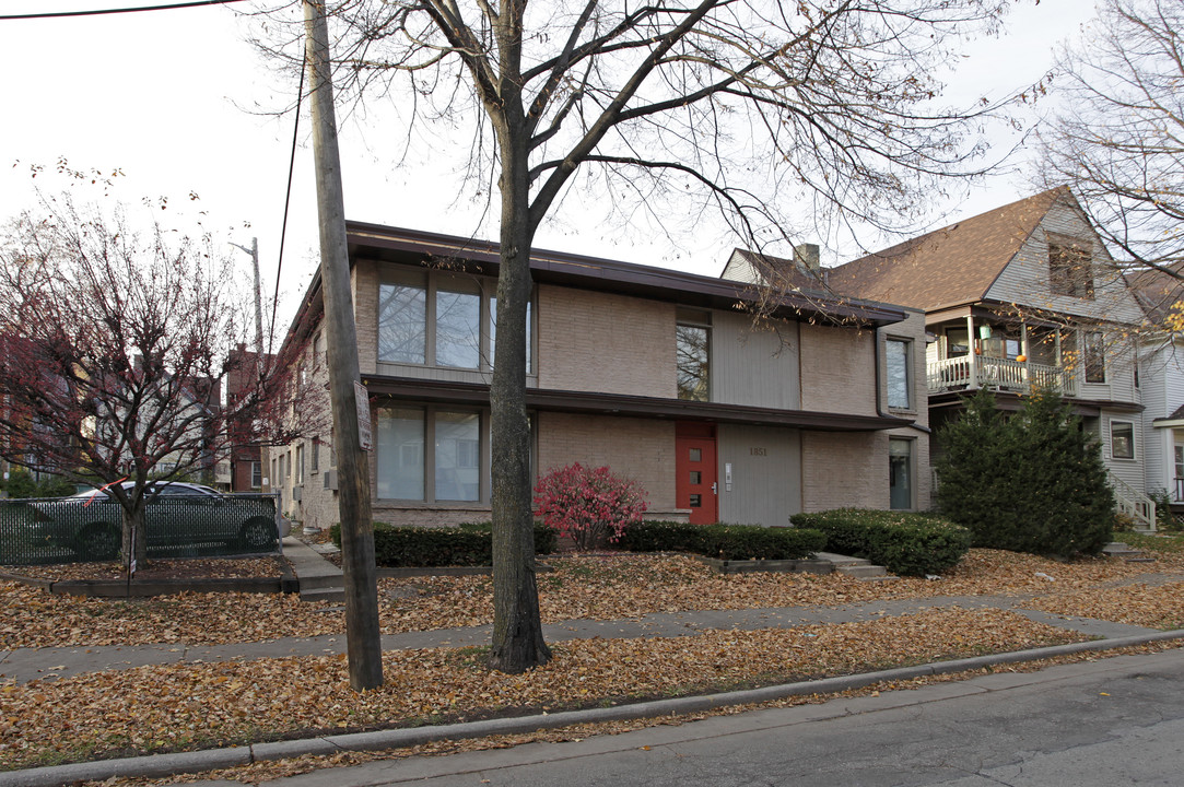 1851 N Oakland Ave in Milwaukee, WI - Foto de edificio