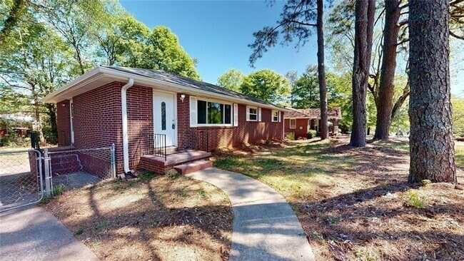 8 Larose Dr SW in Marietta, GA - Foto de edificio - Building Photo