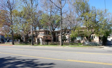 7001 Hazeltine Ave in Van Nuys, CA - Building Photo - Building Photo