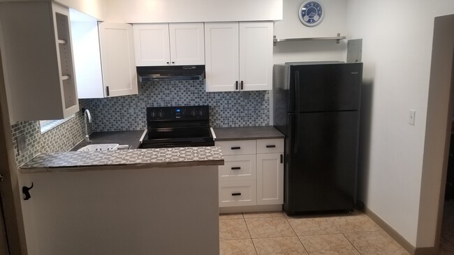 615 NE 7th St, Unit SIX in Hallandale Beach, FL - Building Photo - Building Photo