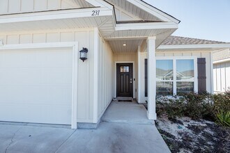 231 Lyla Ln in Crestview, FL - Foto de edificio - Building Photo