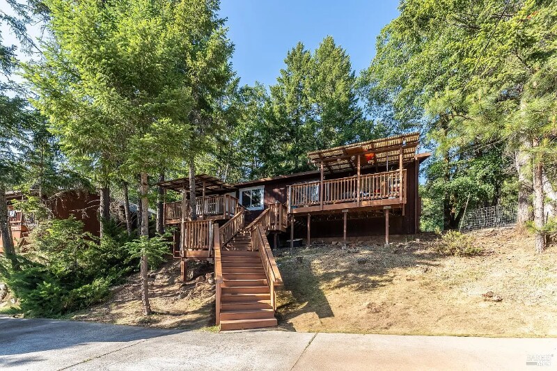 1608 Daphne Dr in Willits, CA - Building Photo