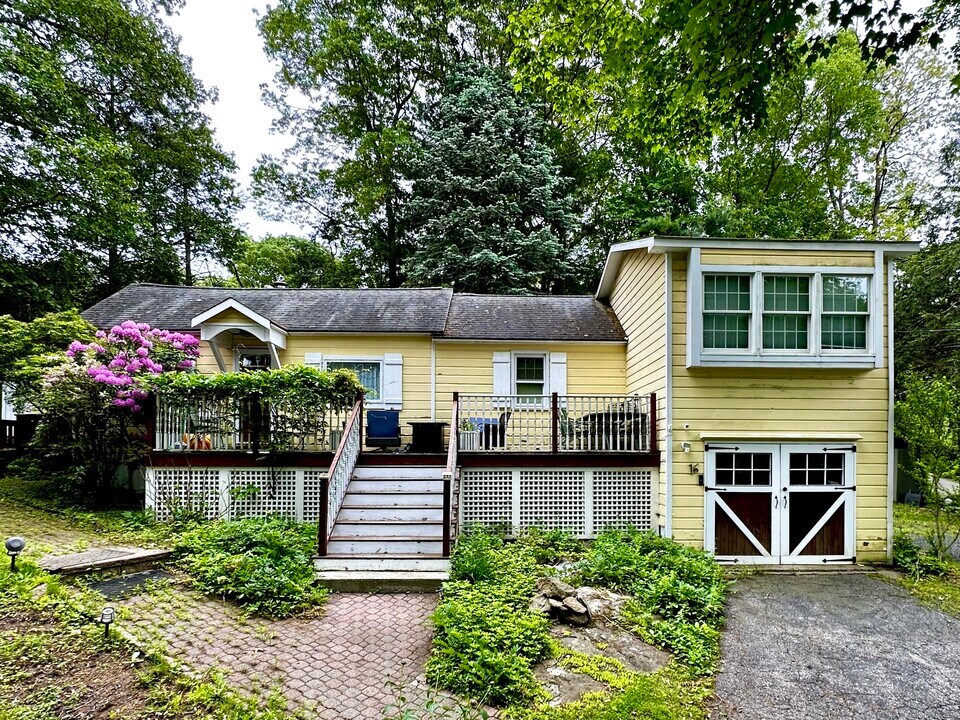 16 Flak Ln in New Fairfield, CT - Foto de edificio