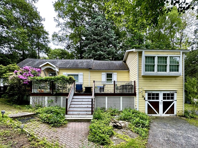 property at 16 Flak Ln