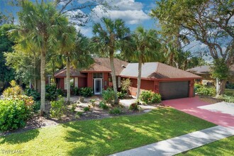 2490 Outrigger Ln in Naples, FL - Foto de edificio - Building Photo