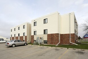 Griffin Court Apartments in Moorhead, MN - Building Photo