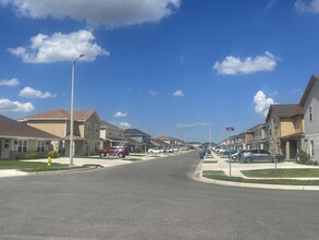 125 Mimosa St in Los Fresnos, TX - Foto de edificio - Building Photo
