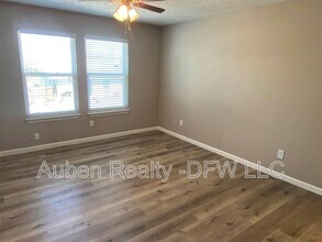 319 SE 3rd St in Grand Prairie, TX - Foto de edificio - Building Photo