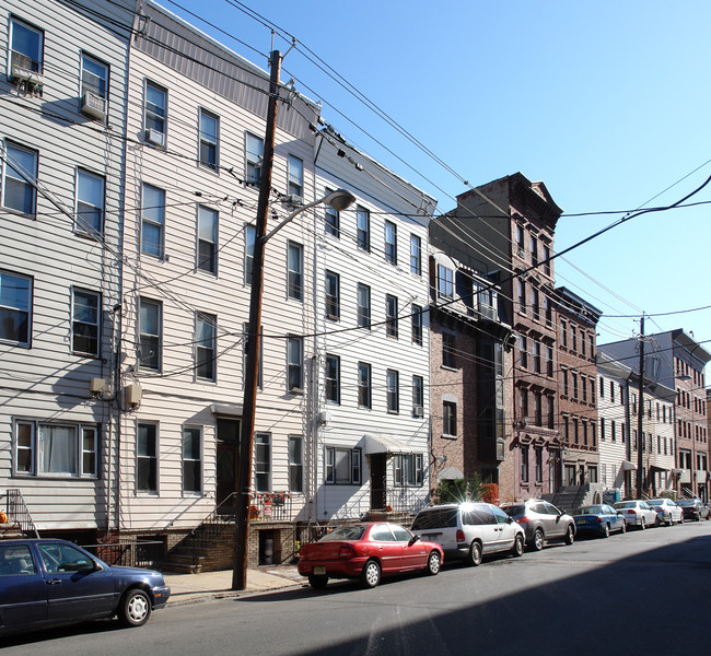 321 Grand St in Hoboken, NJ - Building Photo - Building Photo