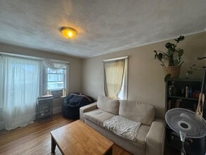 82 Billings Ave, Unit 2 in Medford, MA - Building Photo - Building Photo