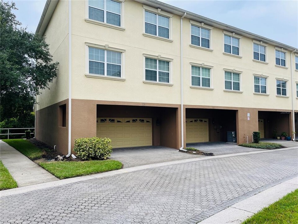 10144 Arbor Run Dr in Tampa, FL - Foto de edificio