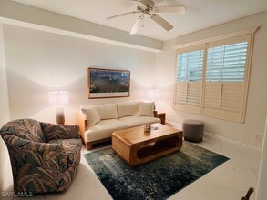 425 Cove Tower Dr in Naples, FL - Building Photo - Building Photo