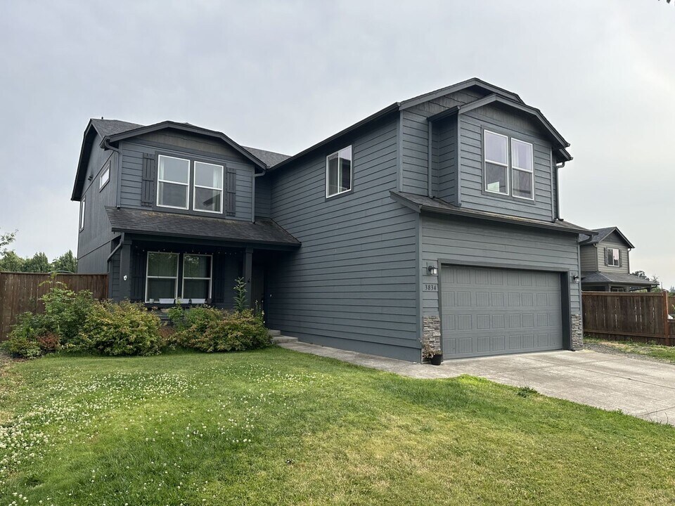 3834 Alameda Ct NE in Albany, OR - Foto de edificio