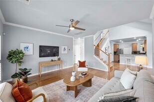 6704 Menchaca Rd in Austin, TX - Building Photo