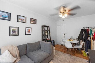 656 W Oakdale Ave in Chicago, IL - Building Photo - Building Photo