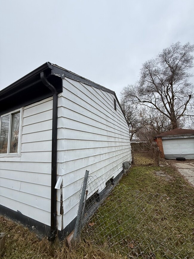 6113 Natchez Dr in Mount Morris, MI - Building Photo - Building Photo