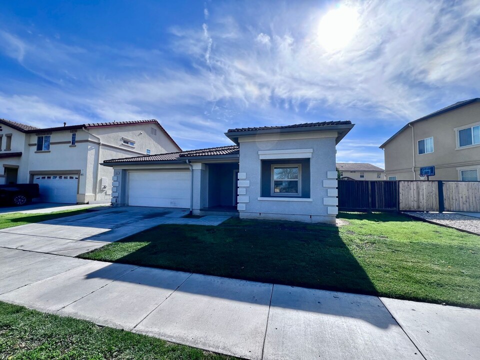 2345 S Fallbrook Dr in Los Banos, CA - Building Photo