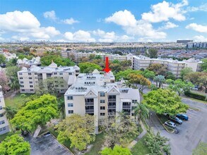 8343 Lake Dr in Doral, FL - Foto de edificio - Building Photo