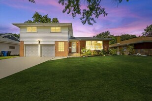 300 S We Go Trail in Mount Prospect, IL - Building Photo