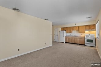 146 Main St, Unit 3 in Bloomingdale, NJ - Foto de edificio - Building Photo