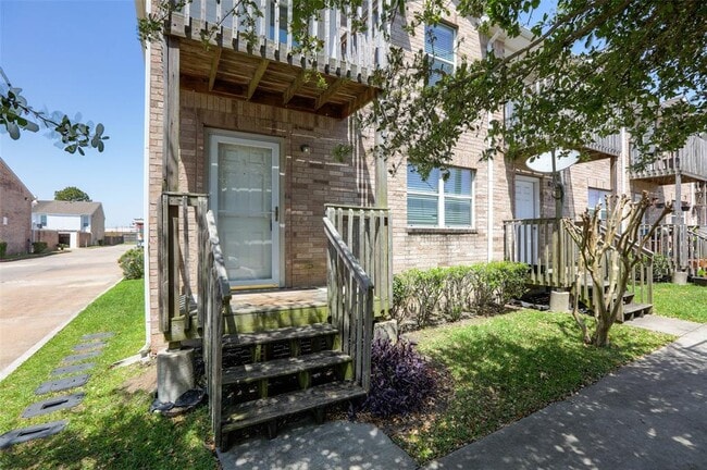 property at 11905 Algonquin Dr