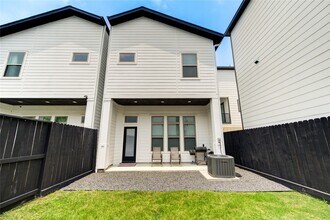 2614 Dennis St in Houston, TX - Building Photo - Building Photo