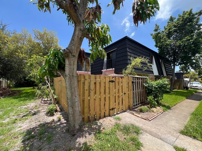 134 Woodland Rd in Palm Springs, FL - Building Photo - Building Photo