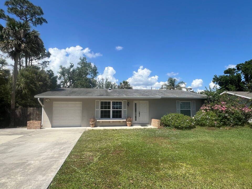 20328 Rutherford Ave in Port Charlotte, FL - Building Photo
