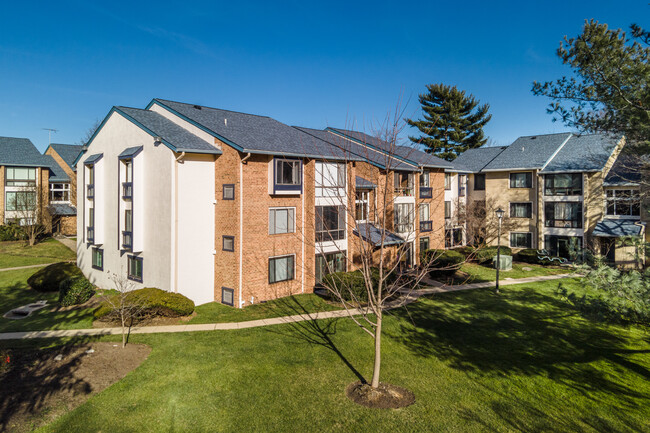 Vistas of Vienna in Oakton, VA - Foto de edificio - Building Photo