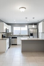 53385 Eisenhower Dr in La Quinta, CA - Foto de edificio - Building Photo