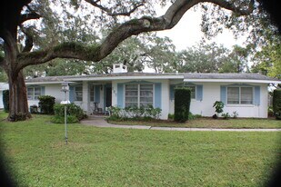 107 6th St E in Bradenton, FL - Building Photo