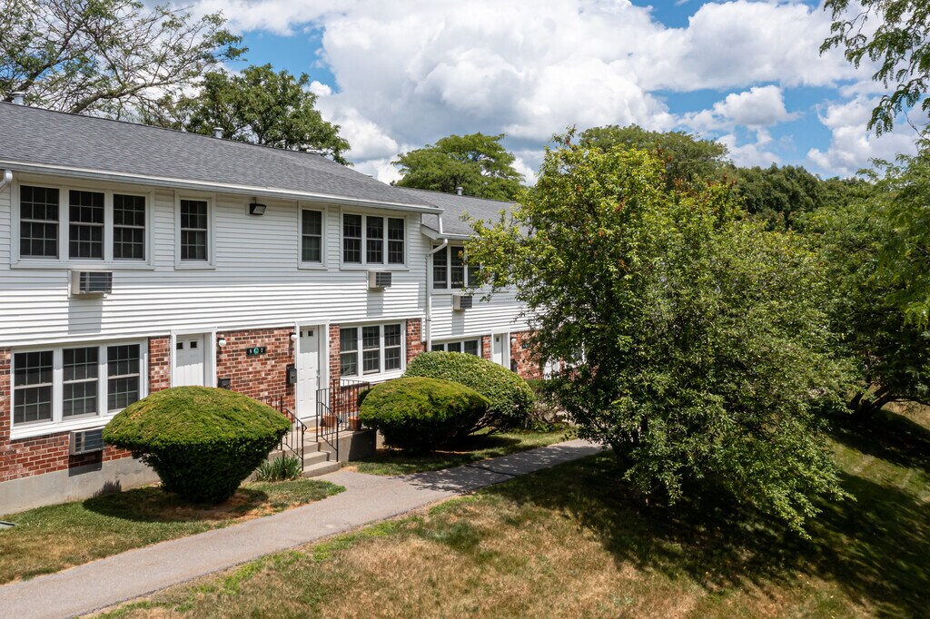 Meadowbrook Village Apartments in Fitchburg, MA