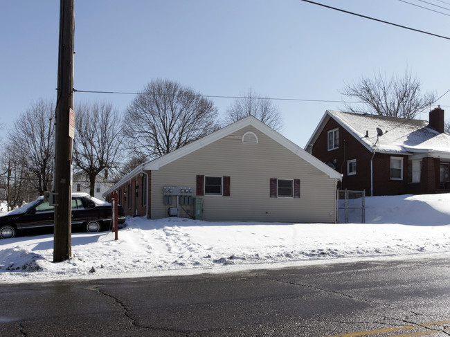 524 Belden Ave NE in Canton, OH - Foto de edificio - Building Photo