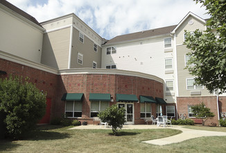 Maher Manor Senior Living in Old Bridge, NJ - Foto de edificio - Building Photo