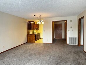 11 Arbor Hill Cir in Iowa City, IA - Building Photo - Building Photo