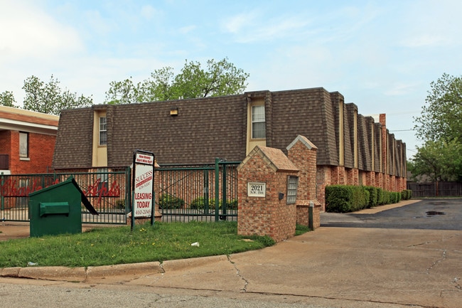 Charleston Apartments in Oklahoma City, OK - Foto de edificio - Building Photo