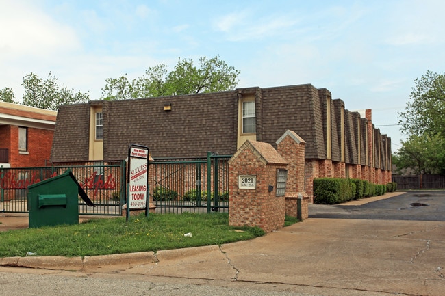 Charleston Apartments in Oklahoma City, OK - Building Photo - Building Photo